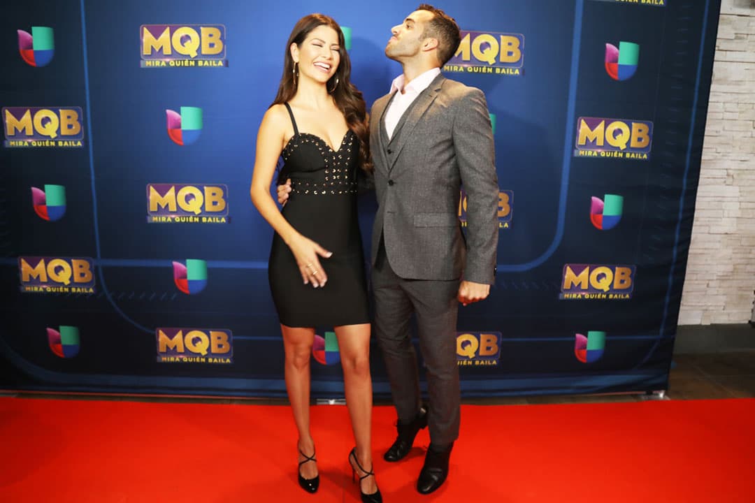 Cuando se paró al lado de Ana Patricia, el gimnasta trató de disimular la evidente diferencia de estaturas.