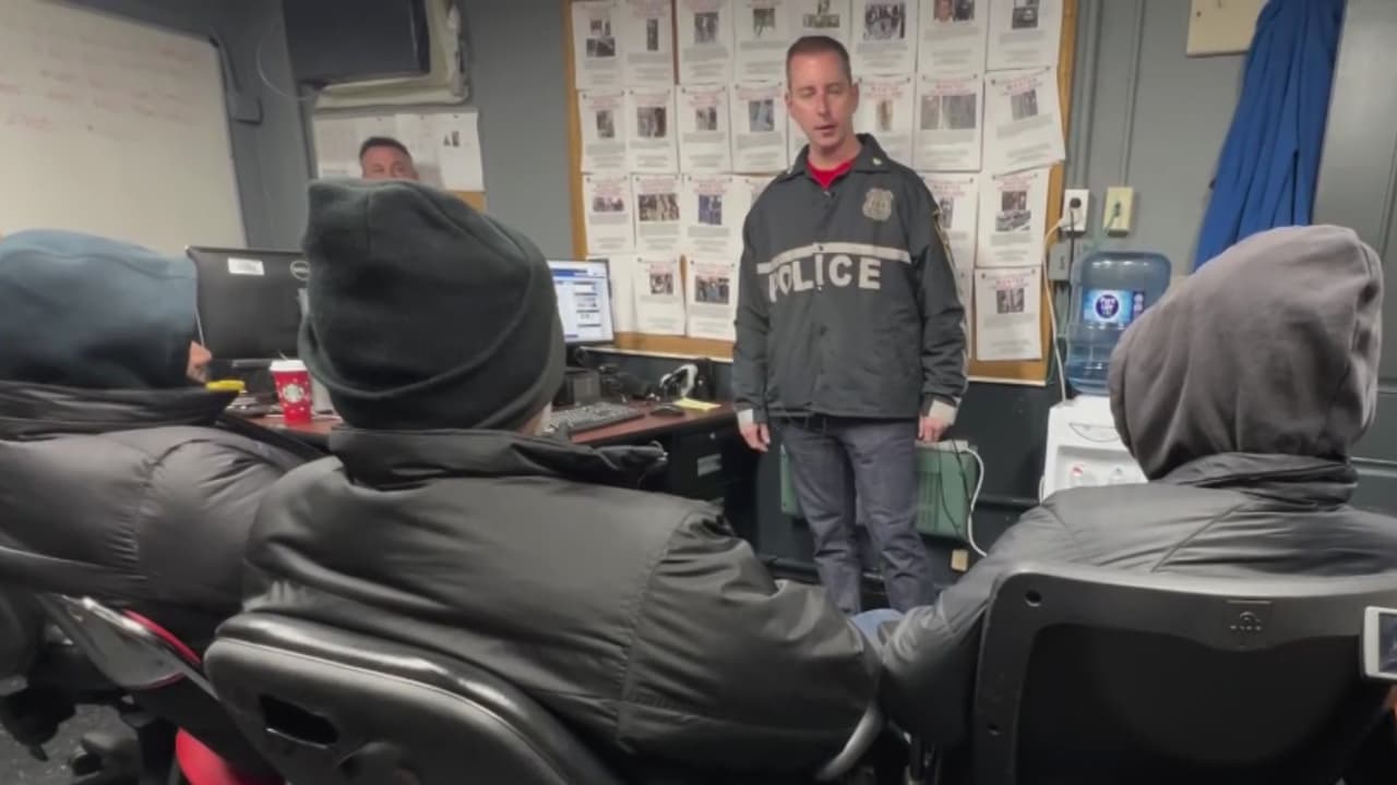 Lesley Albert no tenía que preocuparse por la seguridad, como en la Ciudad de Nueva York. El año pasado, para celebrar el evento de encendido del árbol, tuvieron que asignar a una unidad especial de la policía para detener a carteristas que se aprovechan de las personas cautivadas por las luces y las decoraciones.