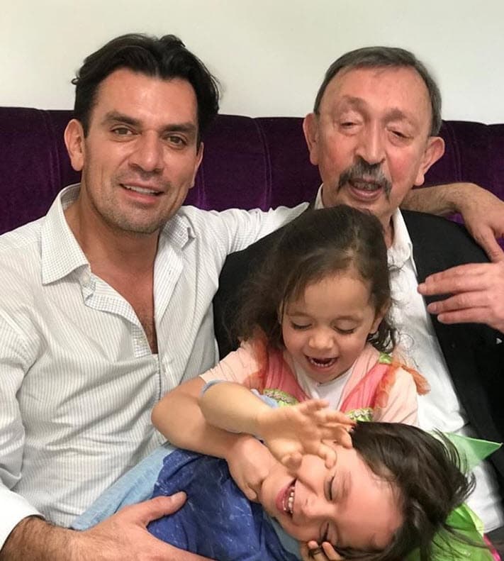 Luego compartió esta 
<b><a href="https://www.instagram.com/p/CBtStgRJ7Vv/" target="_blank">otra imagen </a></b>en la que además aparece junto a sus hijos, los 
<b><a href="https://www.univision.com/famosos/jorge-salinas-y-su-hijo-leon-son-identicos-estas-son-las-fotos-que-lo-demuestran-fotos" target="_blank">mellizos Máxima y León</a></b>: "Gracias papá, en donde estés sábete amado, siempre serás mi ángel de la guarda".
<br>