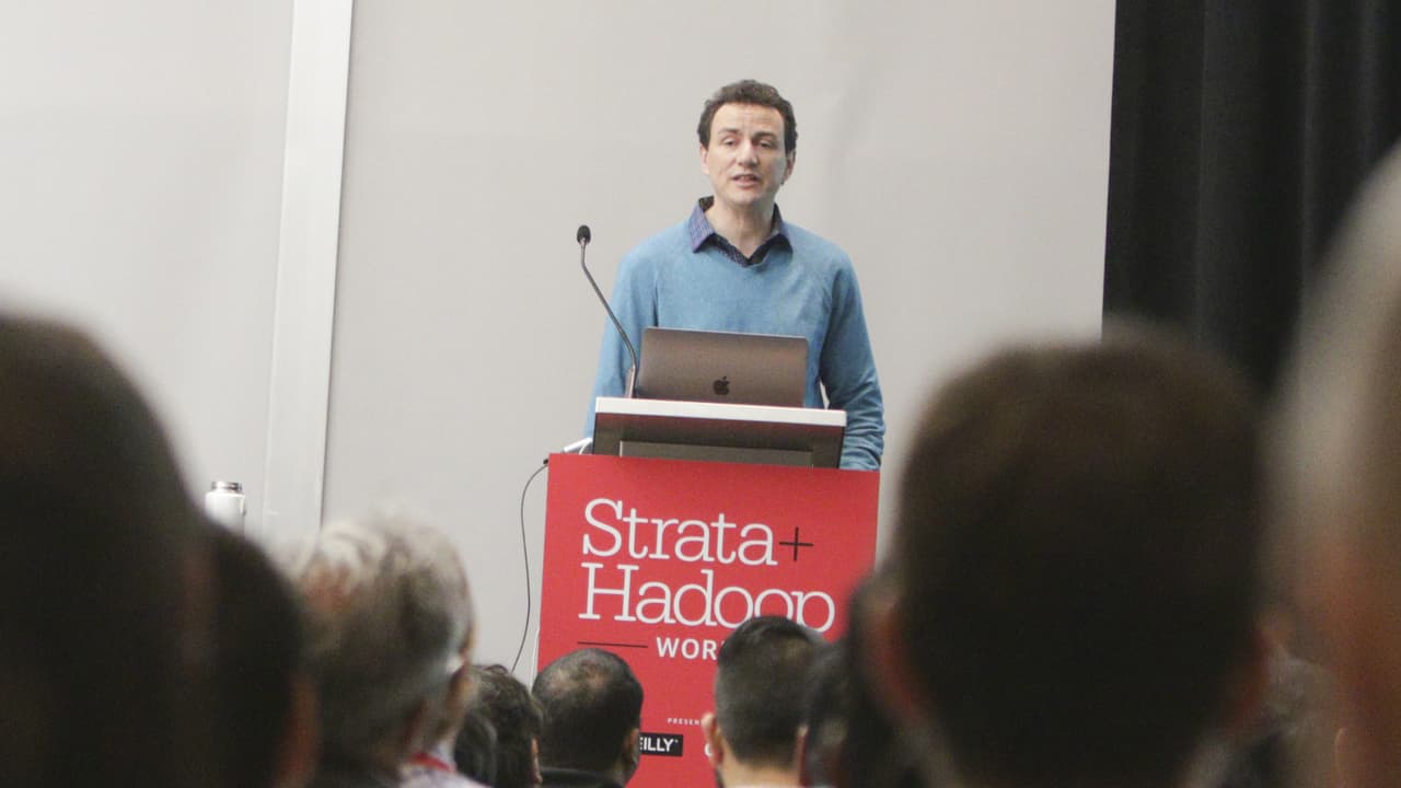 <b>Carlos Guestrin</b>: es un ingeniero de origen argentino-brasileño que se desempeña como director de aprendizaje de máquinas en Apple. Con un PHD en Ciencias de la Computación de la Universidad de Stanford, tiene una amplia experiencia como investigador y docente en la Universidad de Washington, Carnegie Mellon y Berkeley.