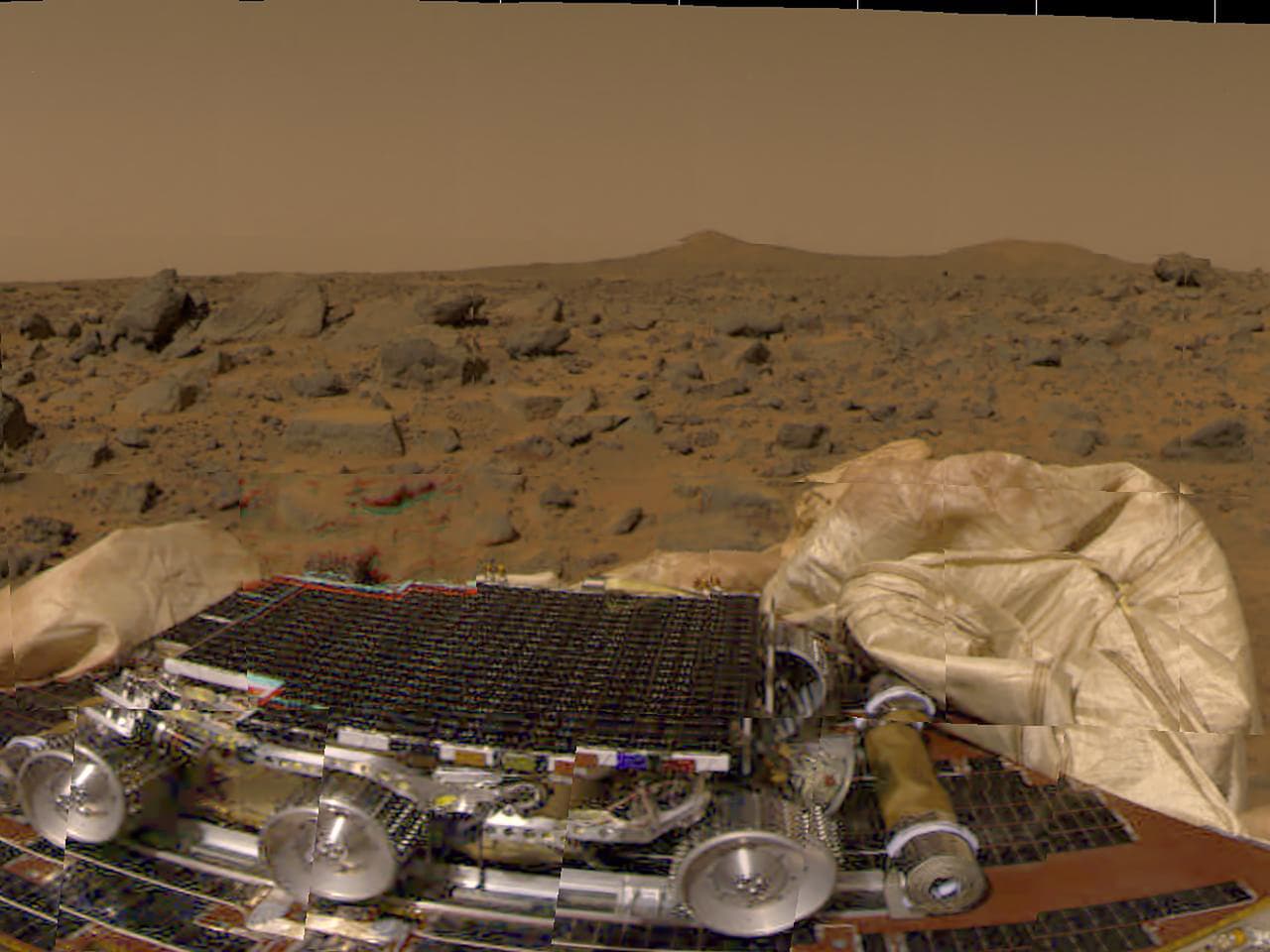 El rover 
<a href="https://mars.nasa.gov/mars-exploration/missions/pathfinder/"><u>Pathfinder</u></a> junto a las bolsas de aire que amortiguaron su caída en el suelo marciano. Desde su aterrizaje en julio de 1997 hasta la transmisión de datos final del 27 de septiembre de ese año, este rover envió a la Tierra más de 2,000 millones de bits de información, unas 17,000 imágenes, decenas de análisis químicos de rocas y datos extensos sobre vientos y otros factores meteorológicos.