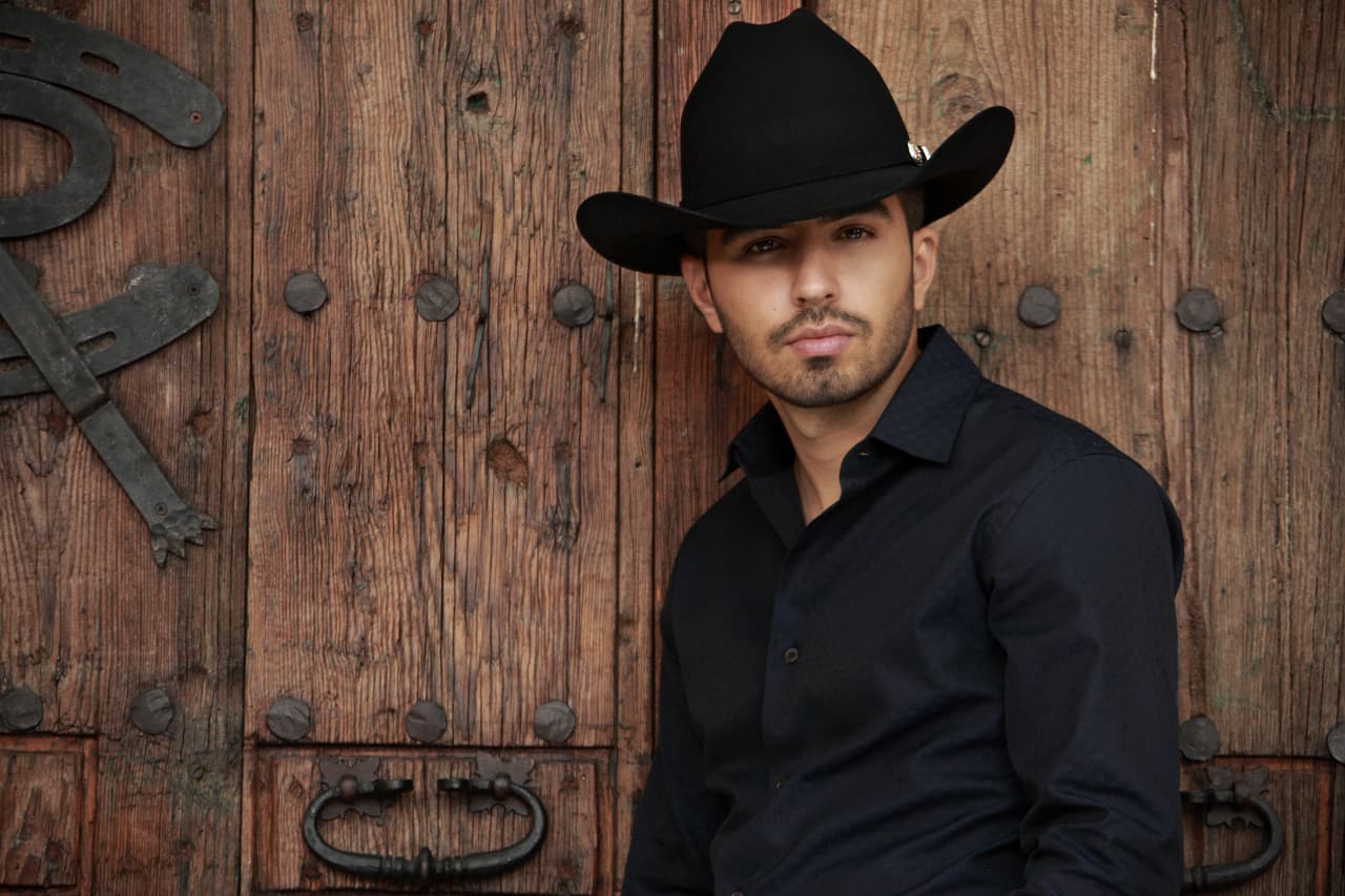 Joss Favela es el chico nuevo de la banda y llega a Latin GRAMMY como nominado en las categorías de Mejor Nuevo Artista y Mejor Álbum de Música Norteña.