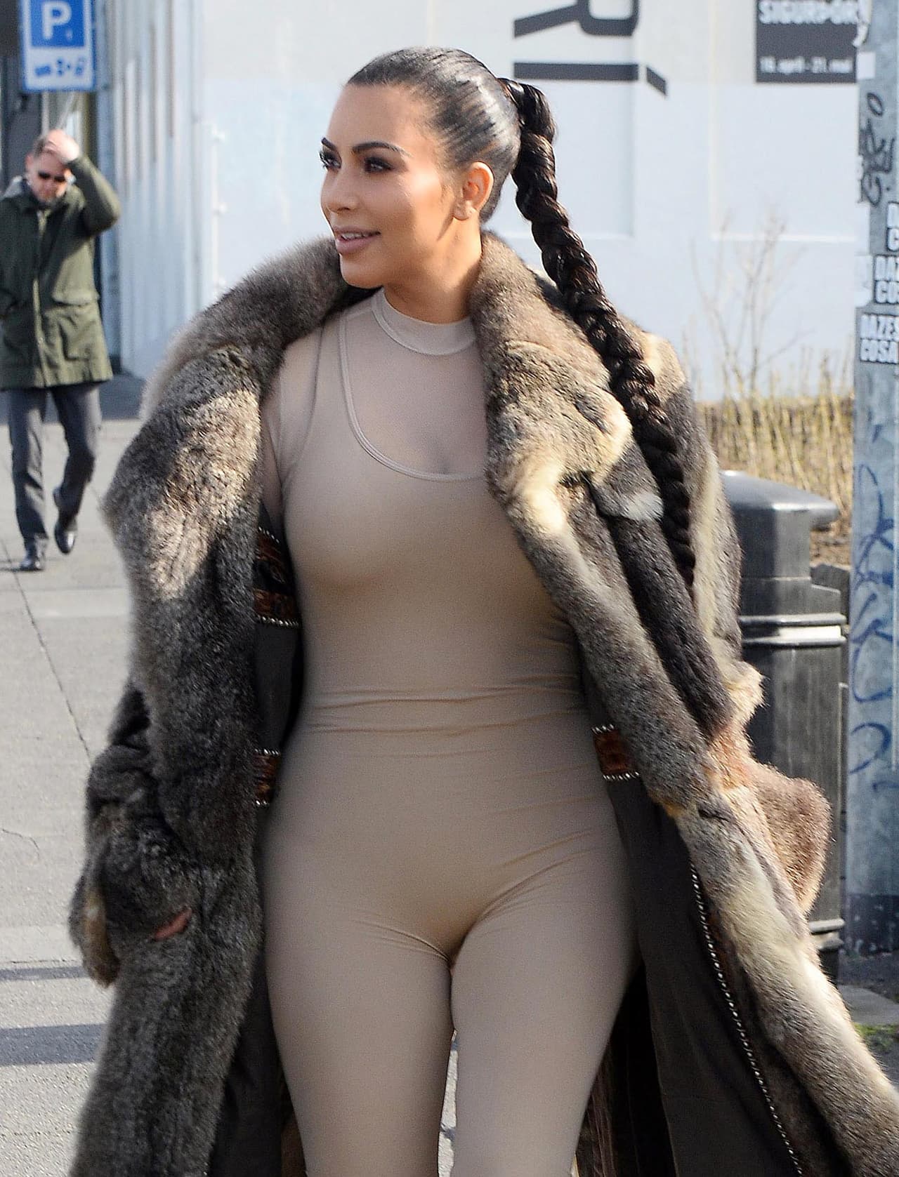 Sólo cubrió sus curvas con un abrigo de piel.