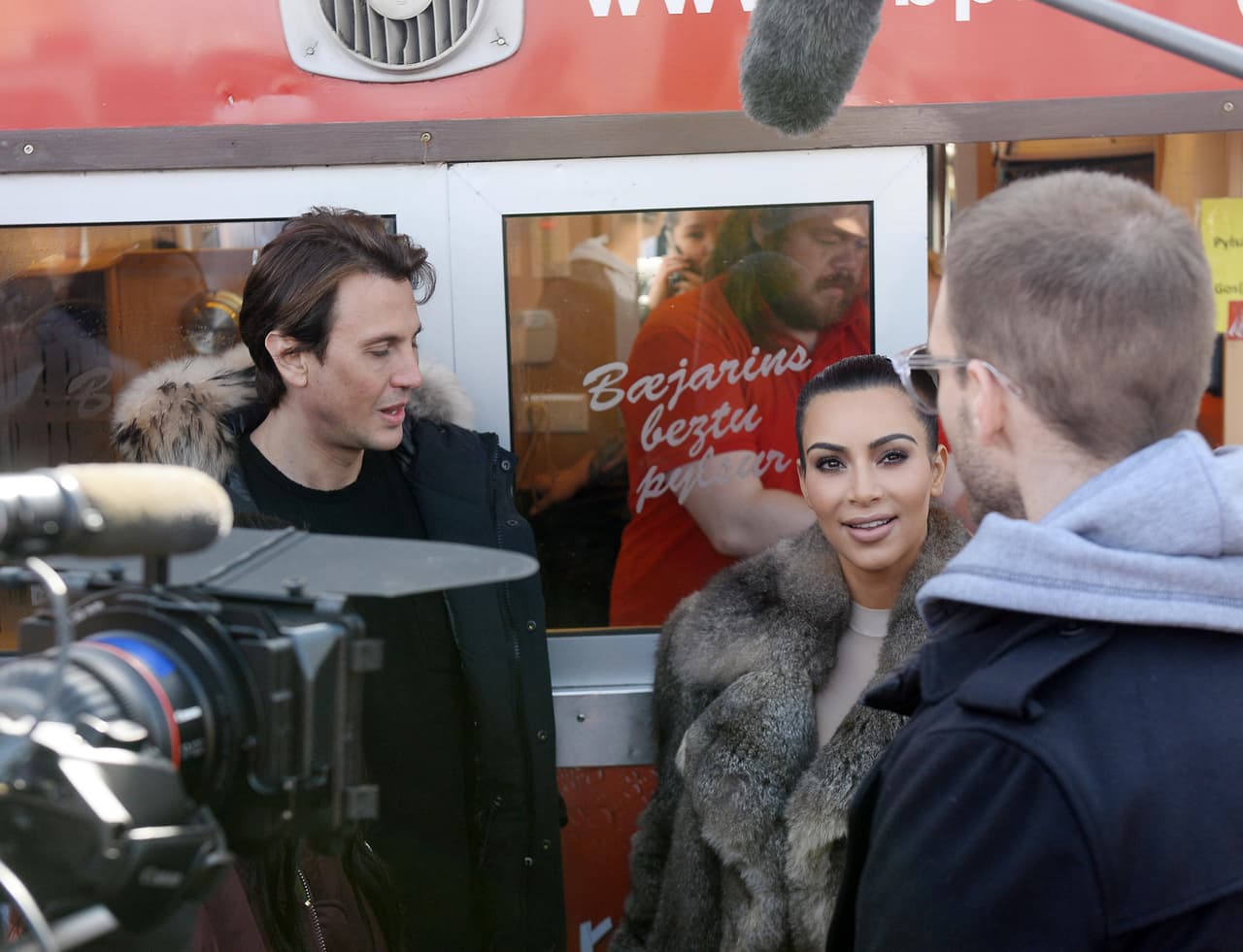 La esposa de Kanye West se veía muy segura y cómoda con su look.