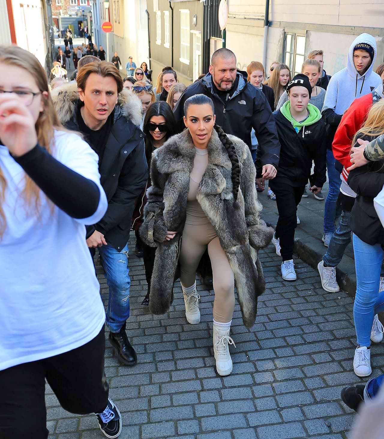 Kim Kardashian y su clan viajaron a Islandia para celebrar el cumpleaños 37 de Kourtney.