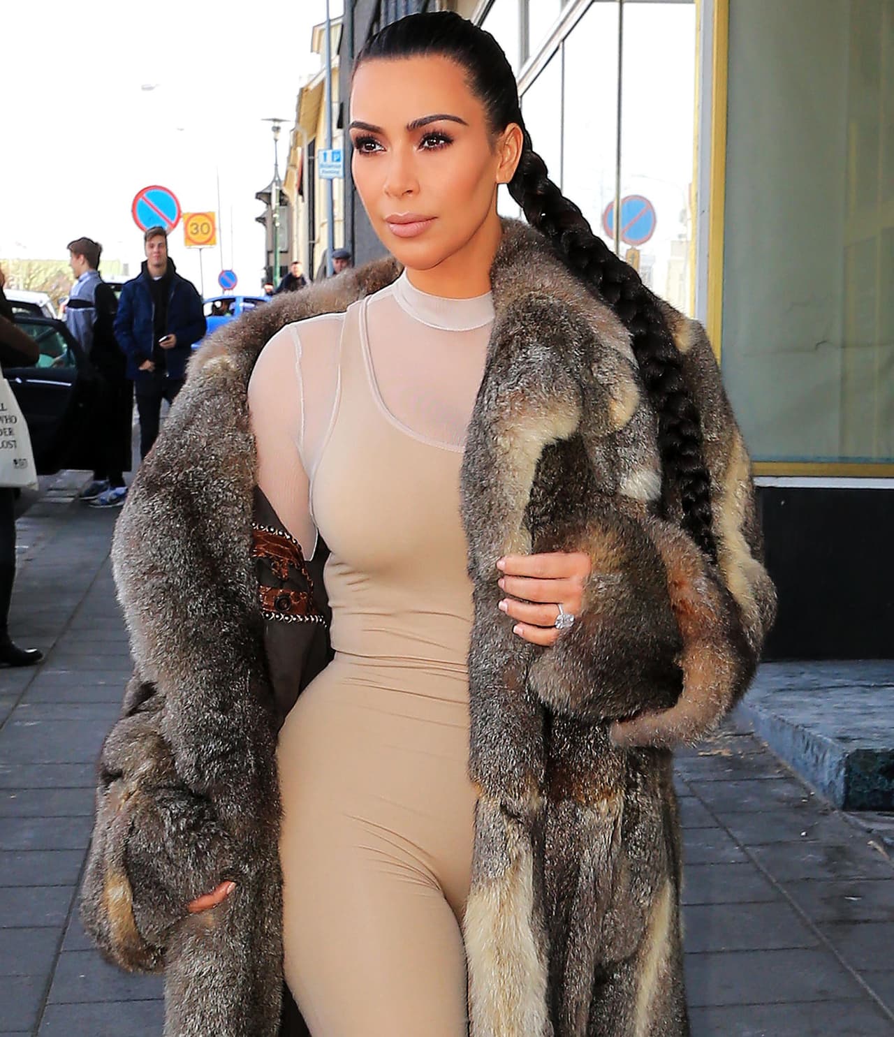 Al parecer a la Kardashian se le olvidó el vestidito y salió a la calle sólo con faja.