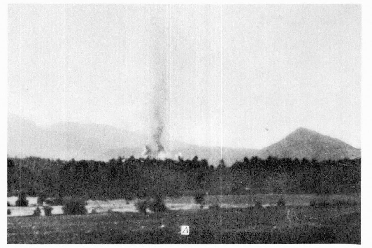 <b>20 de febrero de 1943.</b> Un reporte del Servicio Geológico de Estados Unidos (USGS) sobre el nacimiento del volcán Paricutín muestra varias fotografías tomadas desde del 20 de febrero de 1943, el día que comenzó el brote de lava. “El nuevo volcán estalló en el valle de QuitzochoCuiyusuru, que se encuentra entre el Cerro de Jaratiro", dice la nota de la época. "Los campos de San Juan Parangaricutiro están en primer plano. Tomado de Ticuiro, cerca de San Juan Parangaricutiro, a las 5 p”, dice sobre esta imagen del reporte.