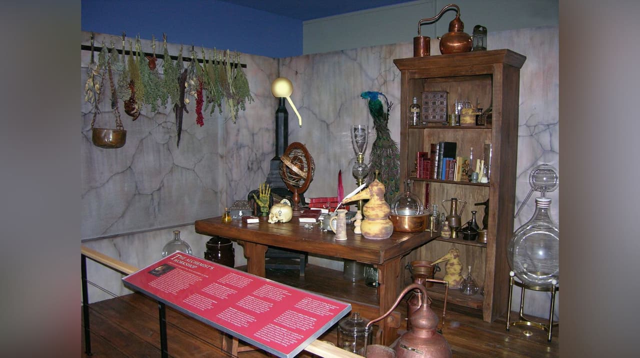 Podrás visitar la Exhibición de Alquimia y el Jardín de Alquimia.
<br>