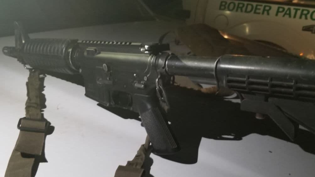 Agentes de la Patrulla Fronteriza en Nogales descubrieron un rifle estilo AR-15 cargado.