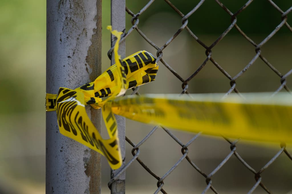 Una joven sobrevive tras volcar su auto cuando huía de un ataque armado de su exnovio