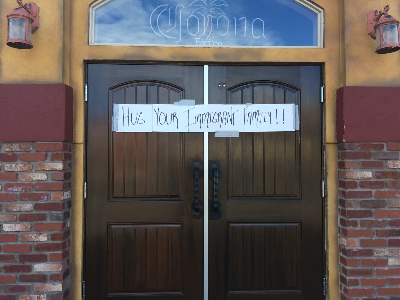 Negocios cerraron sus puertas y escuelas reportaron ausencia de estudiantes en apoyo a "Un día sin inmigrantes", en Arizona