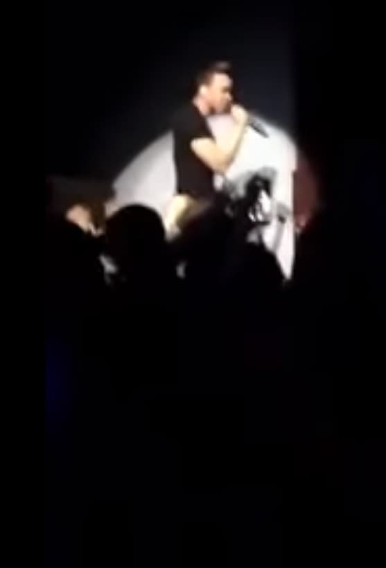 El intérprete se resbaló mientras recorría el escenario de lado a lado, y su staff corrió a auxiliarlo de inmediato. A pesar de la caída, Prince no dejó de cantar en ningún momento.