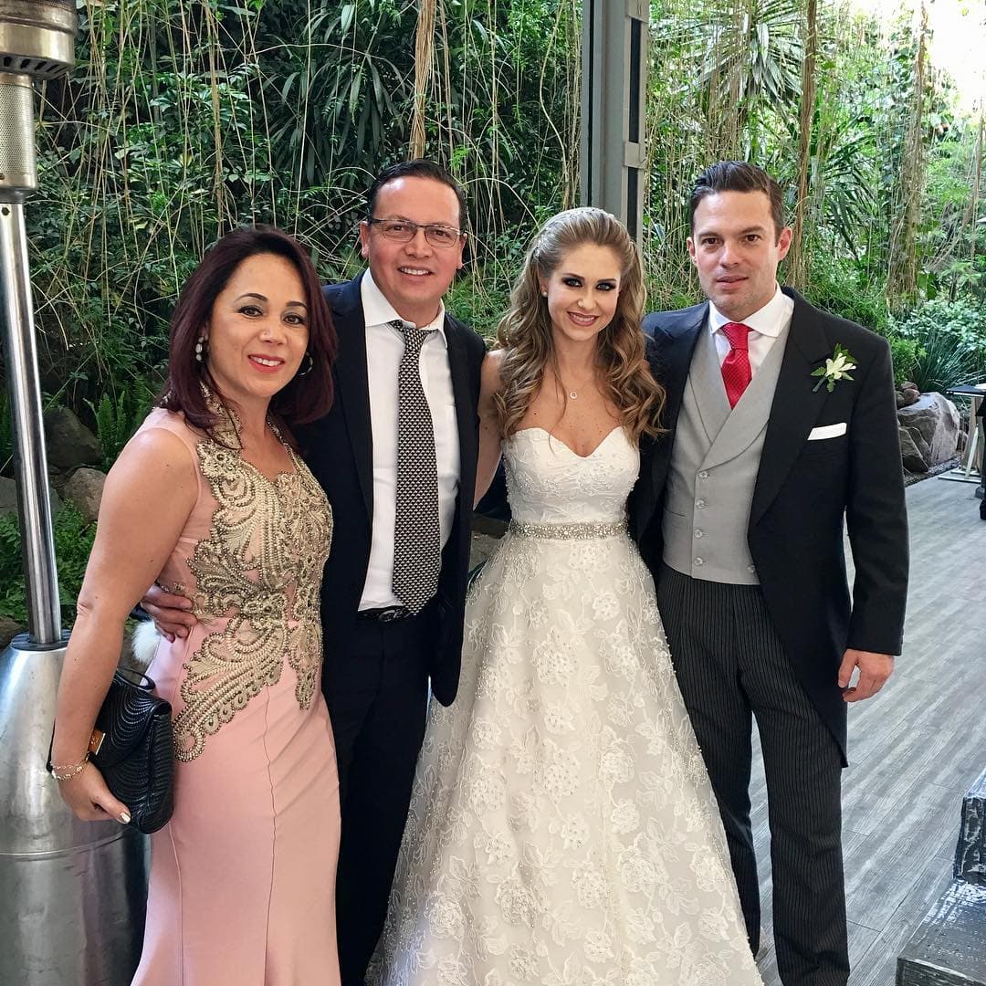 El vestido de la novia fue muy sencillo, pero con toques que lo llenaban de elegancia, como el cinturón de brillantes y las flores bordadas en color blanco.