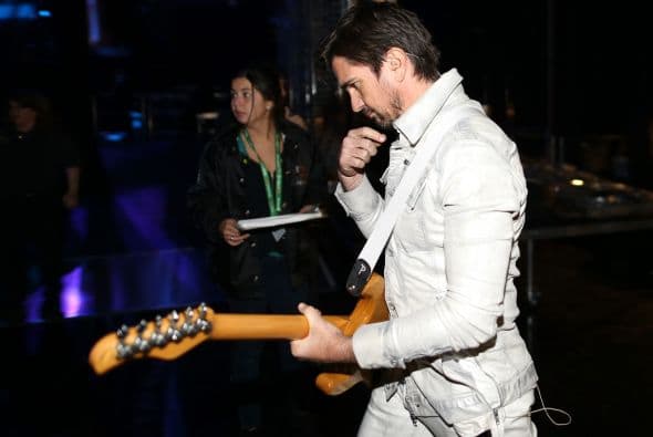 Una vez bajaban del escenario y durante la alfombra verde, se dieron la tarea de abrazarse, tomarse una que otra selfie y echarse uno que otro cuentito. ¡Y lo captamos todo!