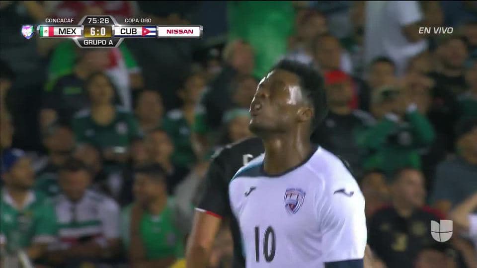 ¡CERCA!. Aricheell Hernández disparó que se estrella en el poste.