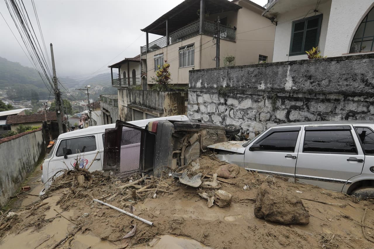 Videos publicados en redes sociales mostraron cómo los torrentes arrastraban automóviles y viviendas por las calles, y una fuerte corriente de agua por toda la ciudad. En una de las grabaciones, dos autobuses se hundían en un río crecido mientras sus pasajeros salían por las ventanas, luchando por ponerse a salvo. Algunos no alcanzaron la orilla y fueron arrastrados por el agua hasta perderse de vista.