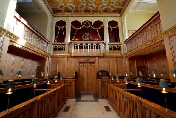 El principito George llegó con sus padres, Príncipe William y Catherine, Duquesa de Cambridge, para su bautizo en St. James's Palace este 23 de octubre de 2013. El bebe tenía un traje elaborado en satín, réplica de uno que se usó para el bautizo de la hija mayor de la Reina Victoria en 1841. Estaban presentes, entre otros, la Reina Isabel y el príncipe Felipe. El Arzobispo de Canterbury, Most Rev. Justin Welby, recibió a los visitantes a la entrada de la iglesia. El bebé tendrá siete padrinos, entre ellos Zara Tindall, hija de la princesa Ana; Oliver Baker, amigo de la universidad de William y Catherine; Emilia Jardine-Paterson, que fue a la escuela con Catherine, y William van Cutsem, amigo de la infancia de William.