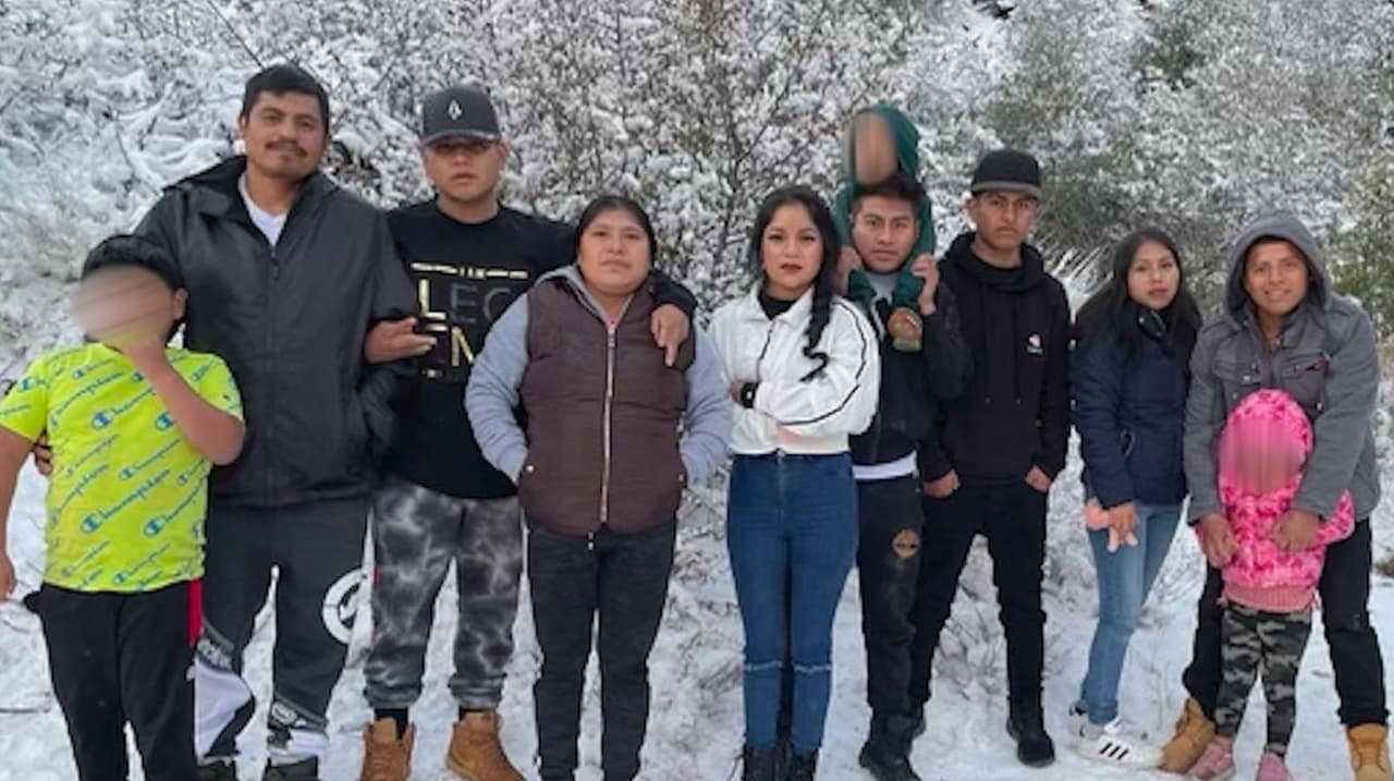 Un matrimonio y su hija mueren en un accidente de coche: sus 10 hijos huérfanos luchan por seguir adelante