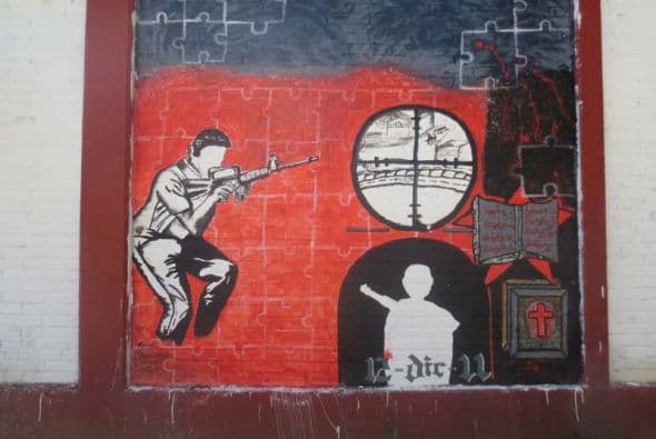 Otro mural recuerda la muerte de los dos estudiantes durante el bloqueo de diciembre de 2011.