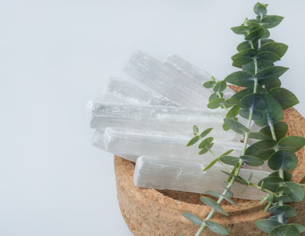 Nuestros chacras se sentirán plenamente purificados, y nos sentimos libres de negatividad, toxicidad o inhibiciones. Esta es la piedra ideal para conectarse con guías espirituales o ángeles guardianes.