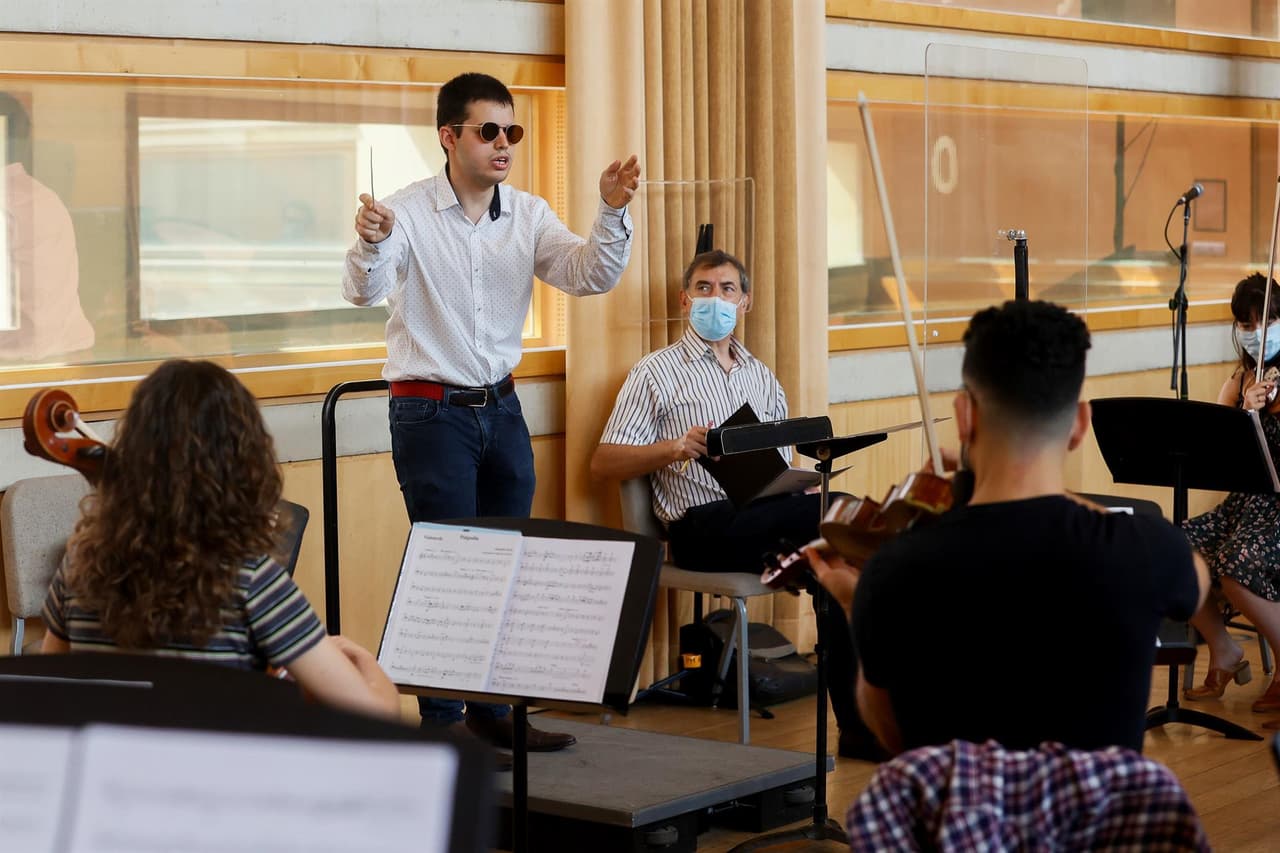 El salmantino Adrián Rincón, debutó el 2 de junio de 2021 en L'Auditori de Barcelona como el primer director de orquesta ciego en España, con un concierto de fin de curso de la Escuela Superior de Música de Cataluña.