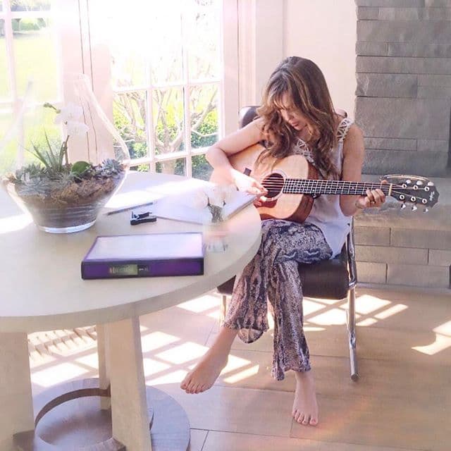 Este single lo hizo propio la también intérprete de "Amor a la mexicana", quien nos sorprendió al interpretarlo en su estilo pop.