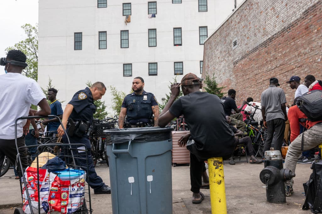 Un hombre de 30 años, más tarde identificado como 
<b><a href="https://www.univision.com/local/nueva-york-wxtv/tiroteos-nocturnos-brooklyn-muertos-herido" target="_blank">Arturo José Rodríguez Marcano, fue la primera víctima mortal</a></b> de la noche. Aunque lo trasladaron a un hospital, no fue posible salvarlo.