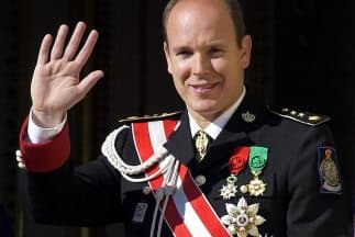 El príncipe Alberto de Mónaco contó a 
<a href="https://people.com/royals/prince-albert-sympathized-with-prince-harry-do-what-you-have-to-do-to-ensure-your-privacy/"><b>People</b></a> que entiende el malestar del príncipe Harry por 
<a href="https://www.univision.com/famosos/si-hillary-clinton-se-encuentra-con-meghan-markle-de-frente-ya-sabemos-que-le-hara-fotos" target="_blank"><b>el trato y cobertura</b></a> que tanto él como su esposa Meghan Markle han recibido por parte de algunos medios británicos.