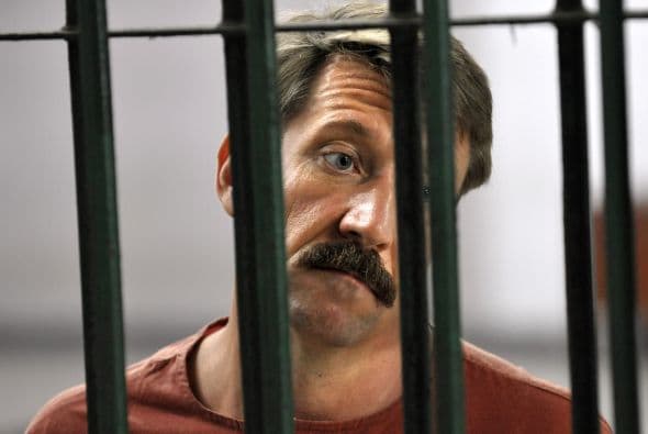 El ruso Viktor Bout, el "Mercader de la muerte", quien habla más de seis idiomas fue extraditado a Estados Unidos, al cabo de una larga batalla diplomática y judicial.