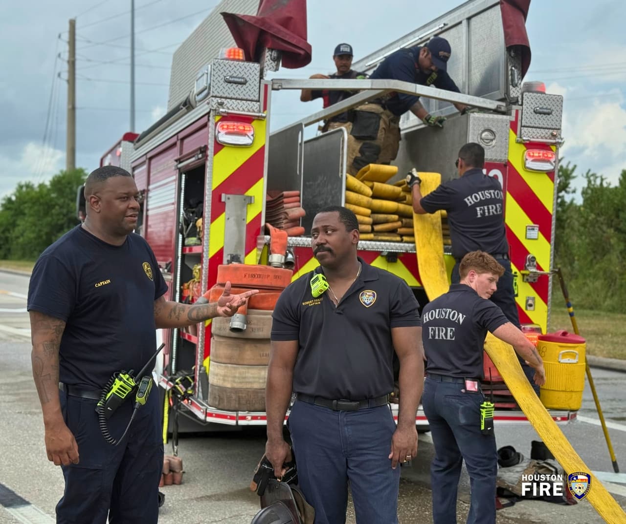 Un bombero fue trasladado al Memorial Hermann Texas Medical Center por agotamiento debido al calor.