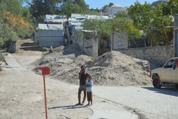 La mayoría de los habitantes vivie aún sin servicio de agua ni electricidad. Crédito: Evelyn Baker, Fusion