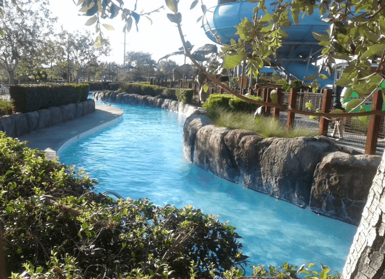 <b><a href="https://www.drytownwaterpark.com/" target="_blank">DryTown Water Park.</a></b> Toboganes, laguna, regaderas y hasta un canal para paseos en balsas esperan a toda la familia para disfrutar de un día de refrescantes aventuras. Dirección: 3850-B E Ave S, Palmdale, CA, 93550.