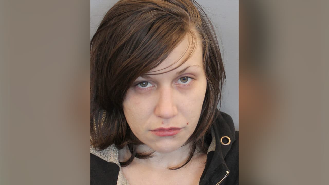 Tabitha Rances Mosley, es buscada por posesión de sustancias controladas.