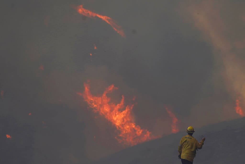 Y es que desde el jueves por la mañana, el incendio ya había arrasado 5228 acres y estaba contenido en un 12 %, mientras los bomberos se preparaban para condiciones más secas y calurosas.