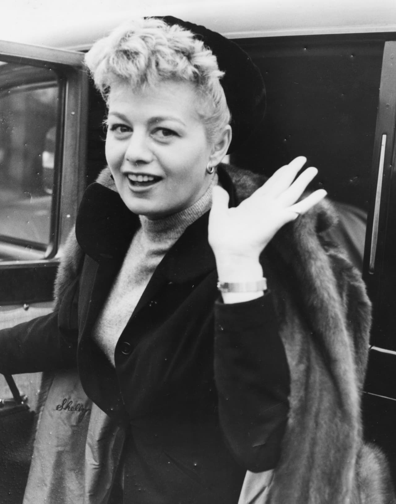 En el caso de las mujeres "la fortuna" las favorece. De todas las muertes en pantalla, 75.9 por ciento fueron protagonizadas por hombres. La lista de actrices con más muertes en pantalla arranca con la ganadora del Oscar, 
<b>Shelley Winters</b> (1920 - 2006), que falleció 20 veces en pantalla, siendo la primera en el 1947.