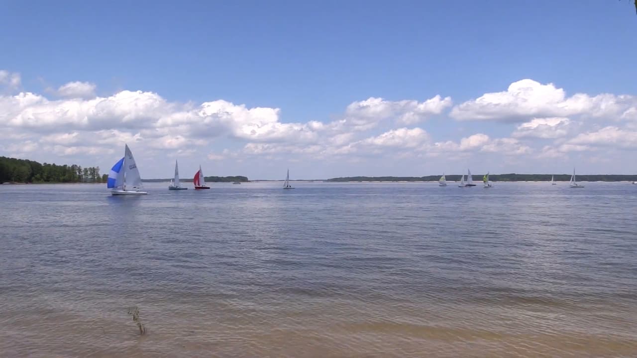 Se trata de un conjunto de ocho áreas de acceso alrededor de la costa de este embalse de 50.000 acres (20.234 hectáreas).