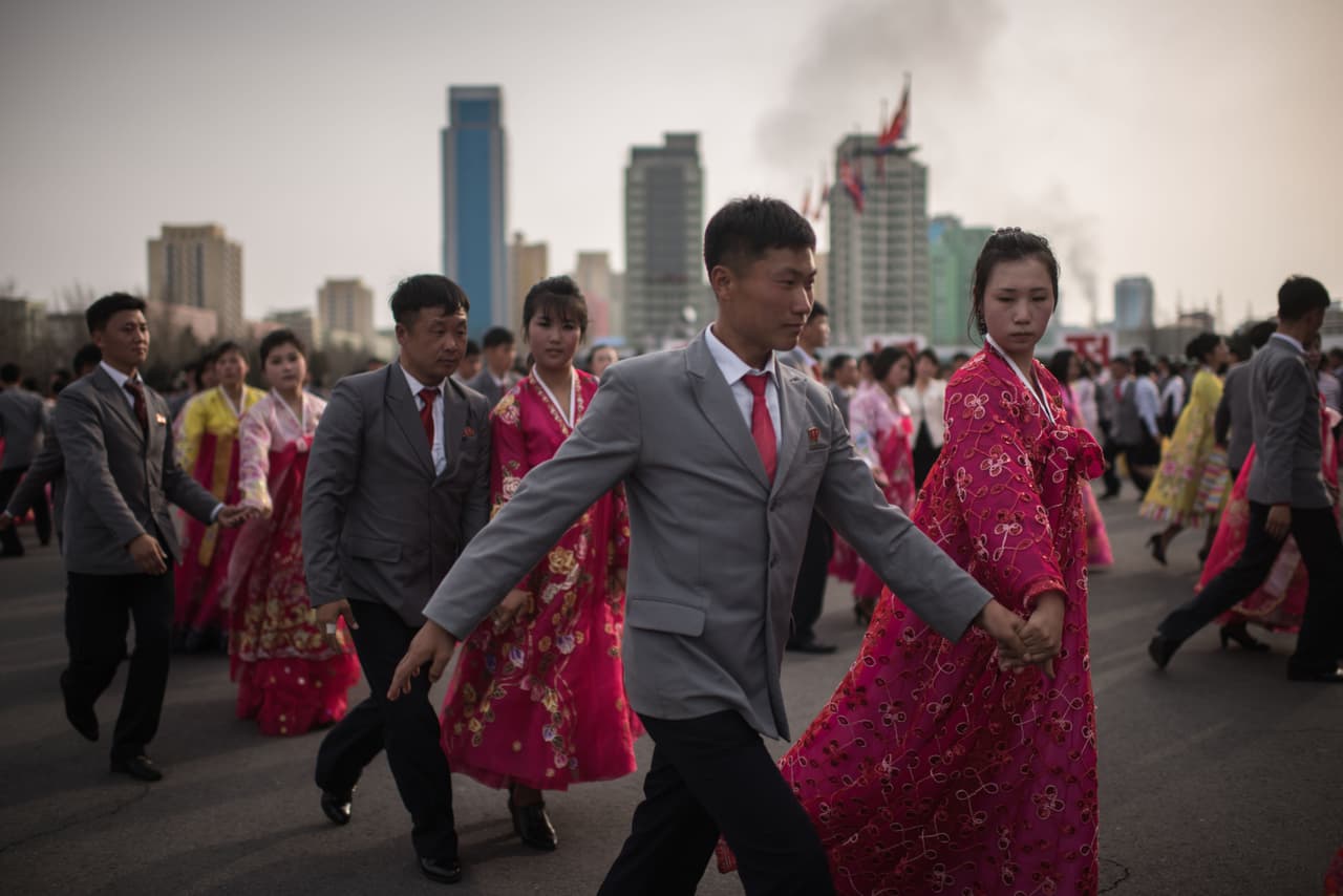 Para marcar la fecha, en Pyongyang se realizaron diferentes eventos, como bailes colectivos en plazas y parques (frecuentes en días de celebración) y un maratón que marca el inicio de la temporada turística de la por lo general aislada capital norcoreana.