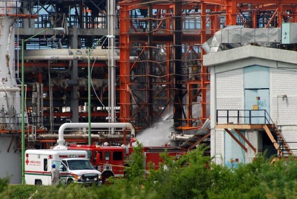 La ordeña de los ductos de la paraestatal mexicana se ha extendido a por lo menos 19 entidades de las 32 con las que cuenta el país; la extracción ilegal del combustible ha crecido de manera alarmante en los últimos años.