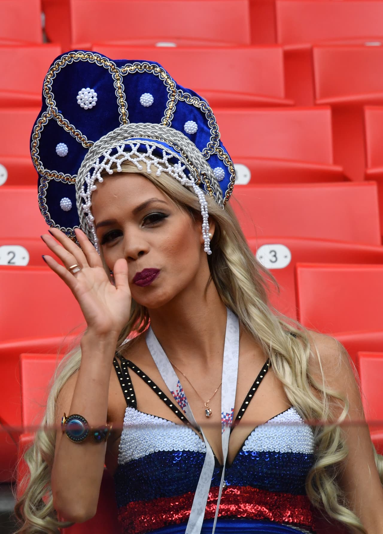 Hermosos trajes y mucho colorido de la afición en Rusia para el juego por el tercer puesto en la Copa Confederaciones.