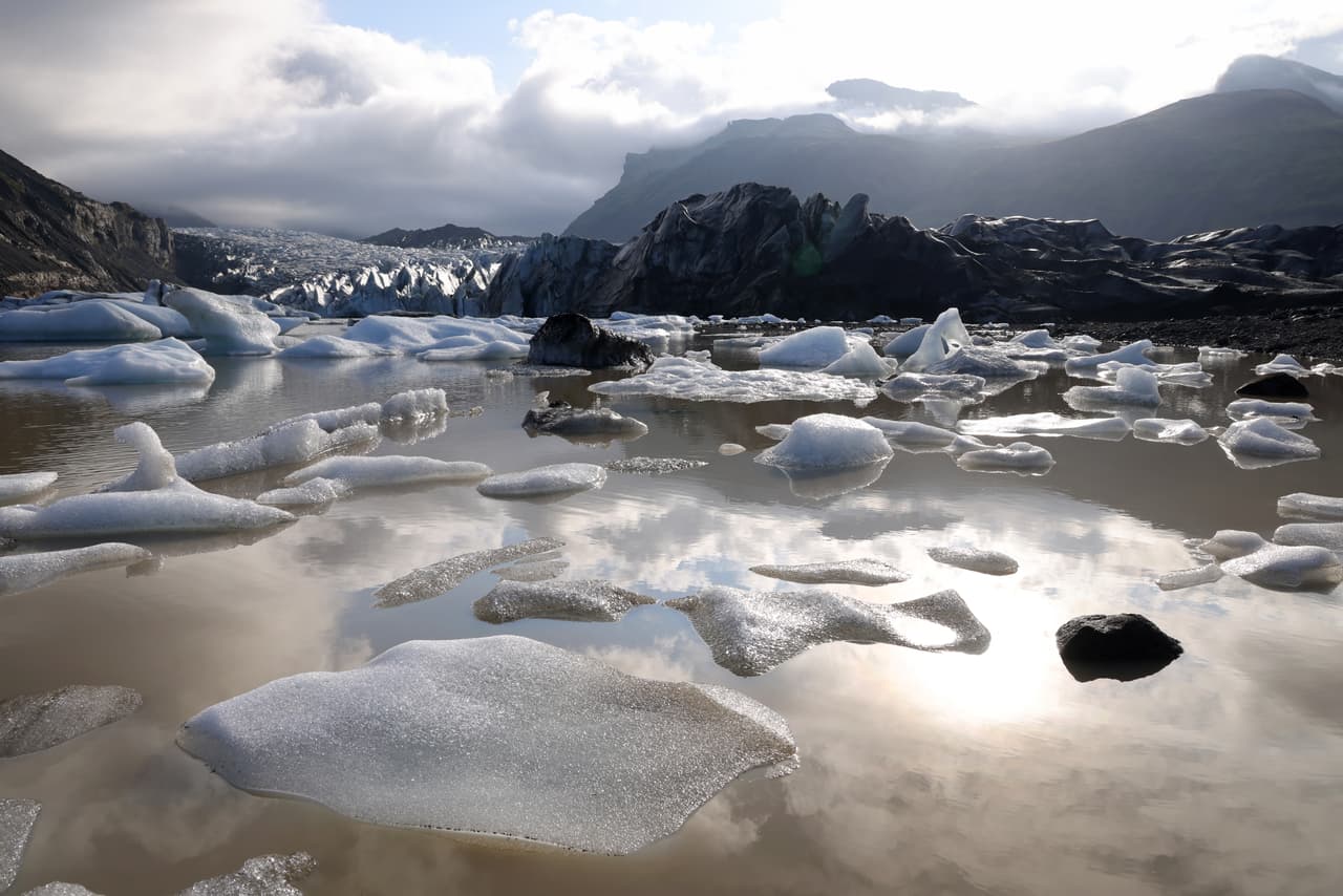 <b>Desaparecen los glaciares de Islandia</b>
<br>
<br>El hielo de un glaciar flota en un lago formado por el agua del deshielo en Svinafell, Islandia, el 13 de agosto. Este país está sintiendo un fuerte impacto por el calentamiento global. 
<br>
<br>Desde la década de 1990, el 90% de los glaciares se han estado retirando y los expertos proyectan que el fenómeno continuará en los próximos años. 
<br>