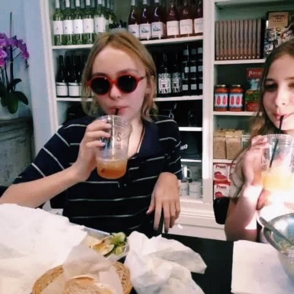 Es joven y prefiere los outfits muy cómodos para sus días, ya sea que se encuentre con sus amigas o solo de paseo.