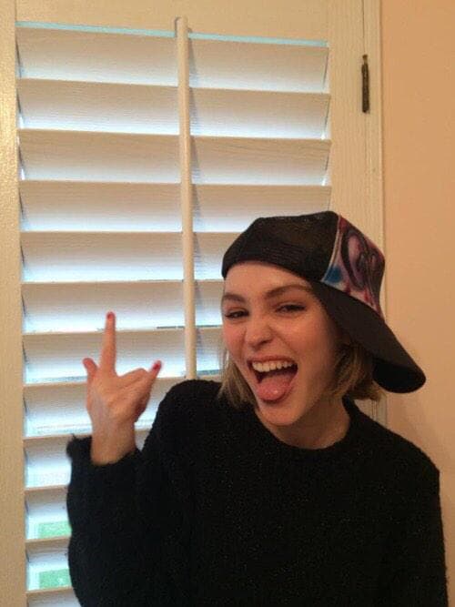 Lo más importante es que aunque tiene un aire rebelde en sus atuendos, les agrega un toque de diversión.