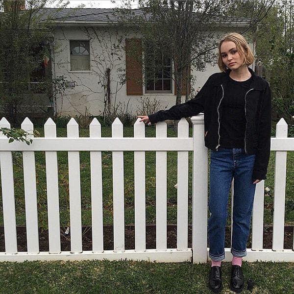 Si eres de las que les gusta un look rebelde y relajado puedes tomarla de referencia, pues ese estilo lo domina con lujo.