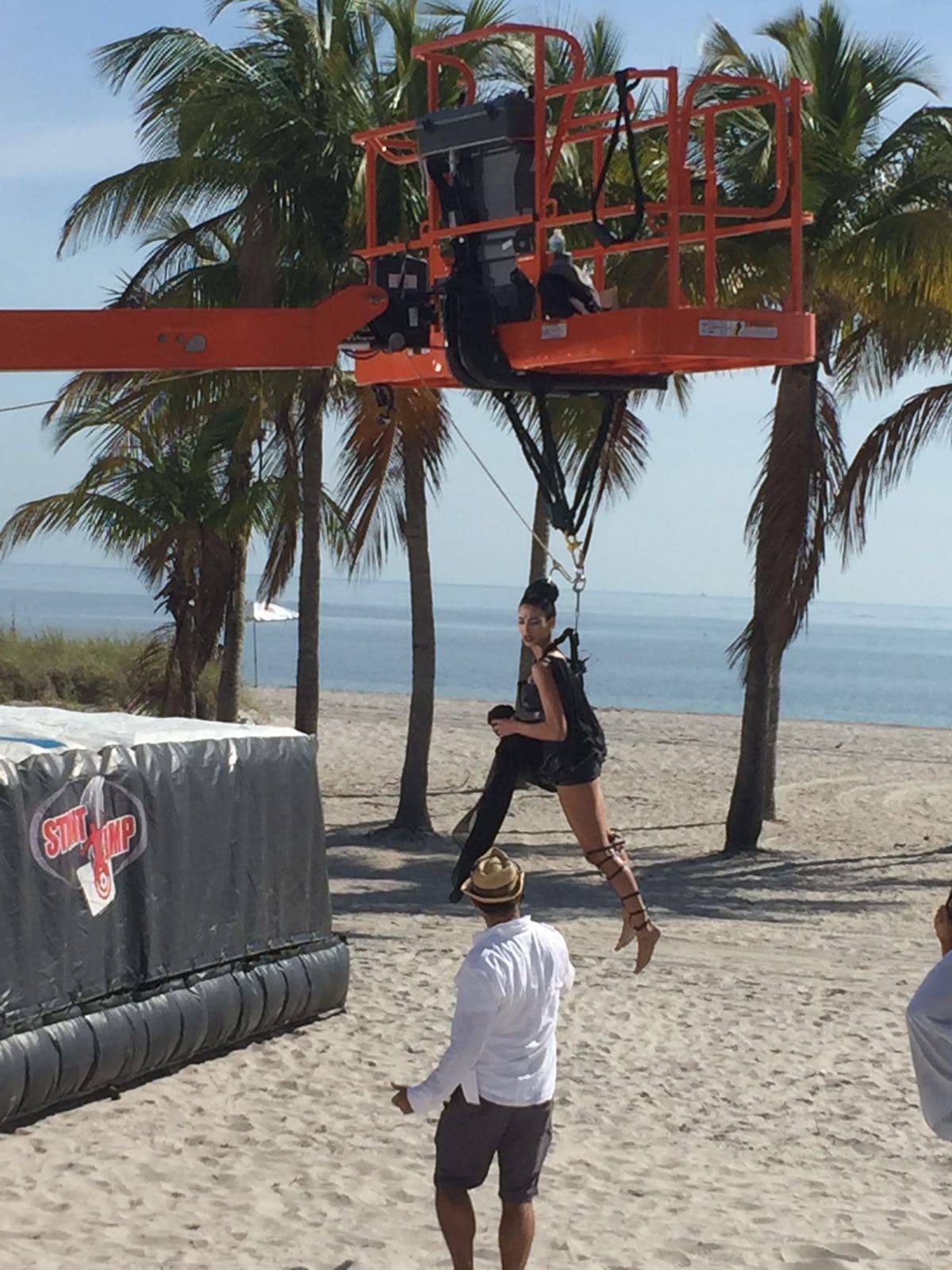 Disfruta las mejores fotos detrás de cámara del difícil reto que enfrentaron las bellas a 20 pies de altura.