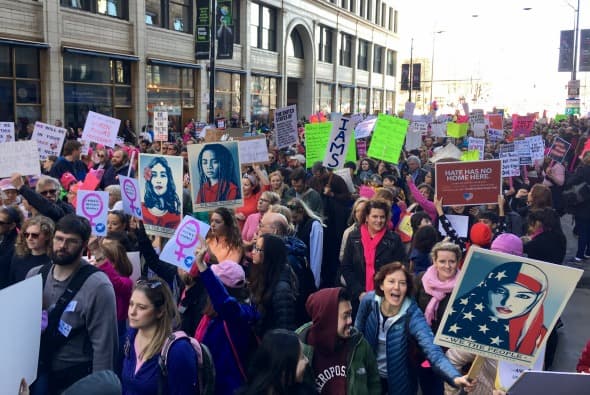 Cientos de miles de personas salieron al centro de Chicago para manifestarse a favor de los derechos de la mujer y de las minorías, entre otros temas, un día después de la toma de posesión de Donald Trump.