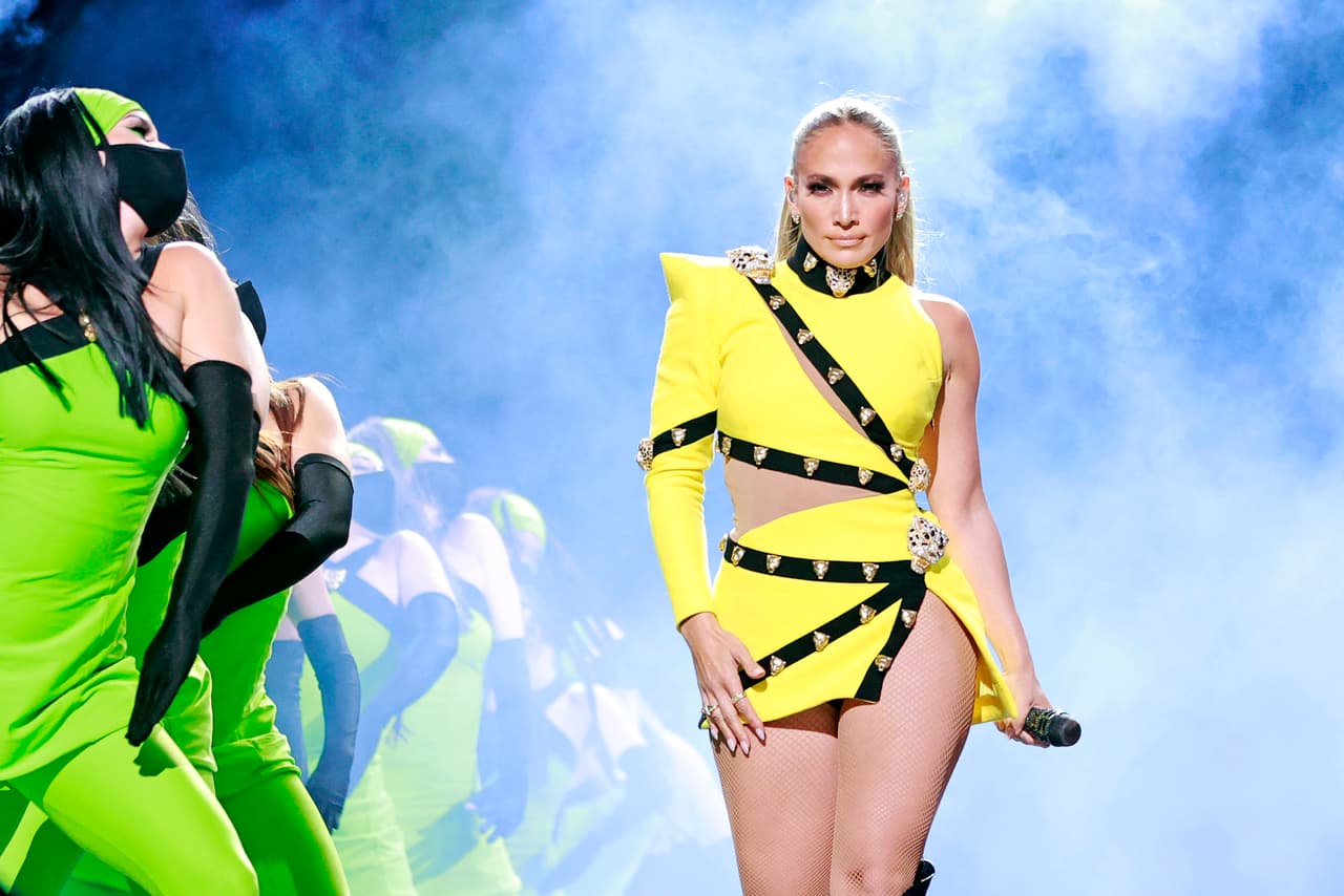 <b>Puesto 12: Jennifer Lopez, cantante</b>.
<br>
<br>
<b>288.9 millones de seguidores en redes sociales.</b>
<br>
<br>
<a href="https://www.instagram.com/jlo/"><u>Instagram</u></a>: 160 millones de seguidores
<br>
<br>
<a href="https://www.facebook.com/jenniferlopez"><u>Facebook</u></a>: 56 millones de seguidores.
<br>
<br>
<a href="https://twitter.com/JLo"><u>Twitter</u></a>: 44.9 millones de seguidores.
<br>
<br>
<a href="https://www.youtube.com/channel/UCr8RjWUQ_9KYcIPmWiqBroQ"><u>Youtube</u></a>: 14.5 millones de seguidores.
<br>
<br>
<a href="https://www.tiktok.com/@jlo?lang=en"><u>Tik Tok</u></a>: 13.5 millones de followers.