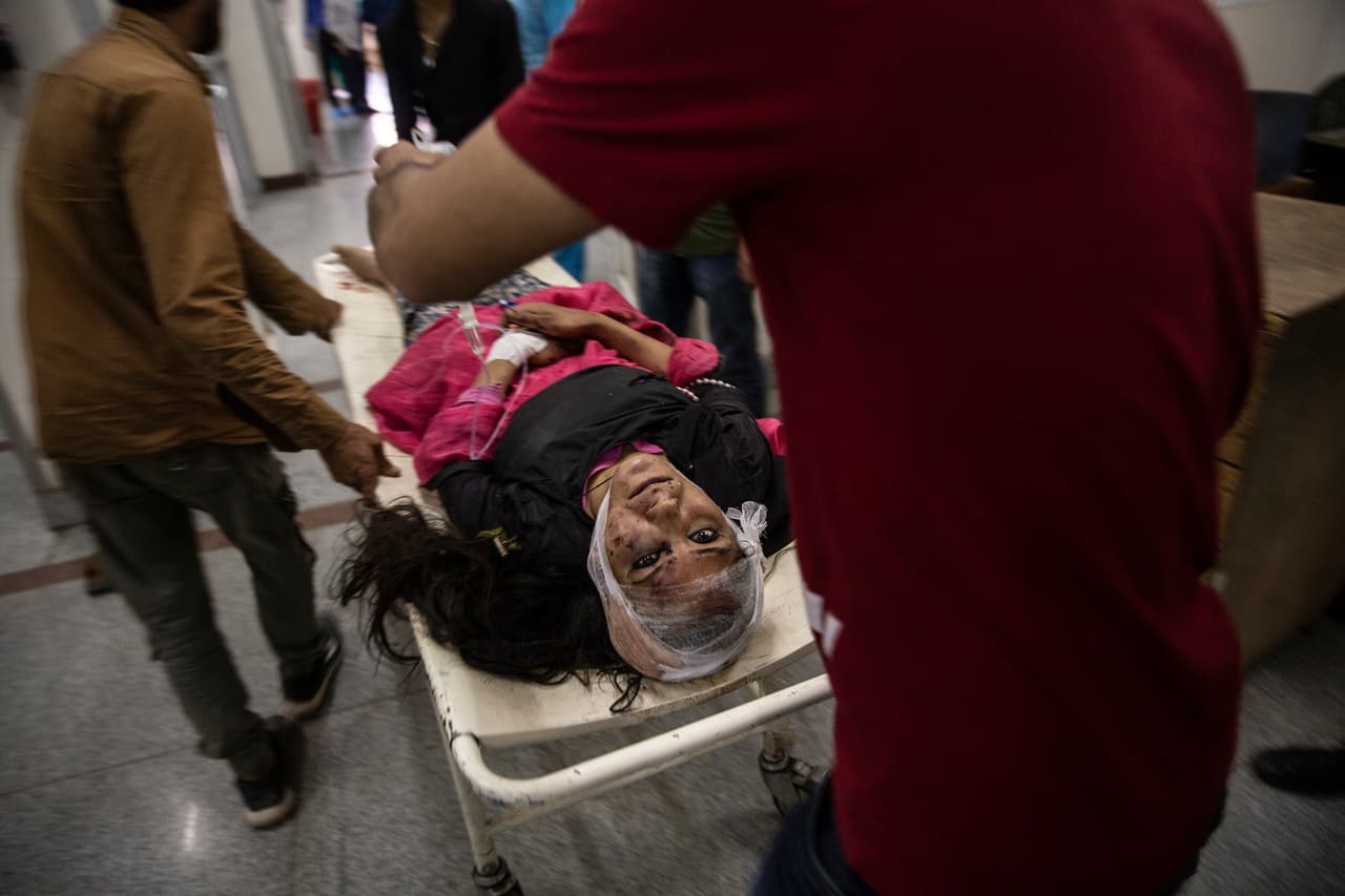 Una de las personas heridas cuando un autobús cayó por una ladera de una carretera del Himalaya, en el área de Cachemira controlada por la India, donde murieron al menos 10 personas. 27 de junio de 2019.