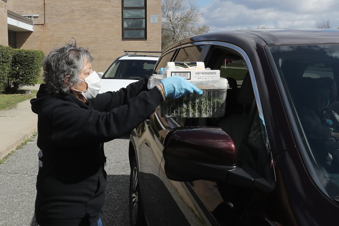 Las familias pueden recoger comidas para siete días adicionales en los eventos de distribución masiva del Banco de Alimentos.
<br>
<br>Fechas: lunes 21 de diciembre y miércoles 30 de diciembre 
<br>
<br>Ubicación: Nelson Field, 7105 Berkman Drive, Austin, TX 78752 
<br>Hora: 9 a.m. - mediodía