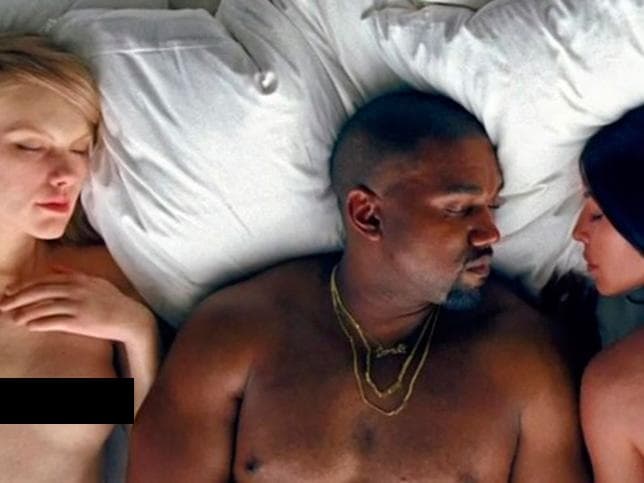 Primero recordemos que la réplica en cera de Taylor Swift, desnuda, fue incluida en el videoclip de la canción de Kanye, titulada 'Famous'. Esto molestó a Taylor e incluso afirmó que ella nunca permitió que su imagen fuera utilizada.