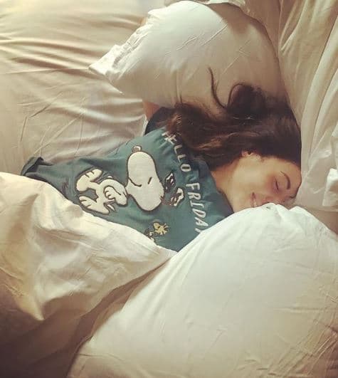 "¡Hola viernes!", publicó la actriz junto a esta instantánea donde no dejó mucho a la vista su vientre.